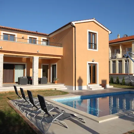 Family Friendly House With A Swimming Pool Peruski *