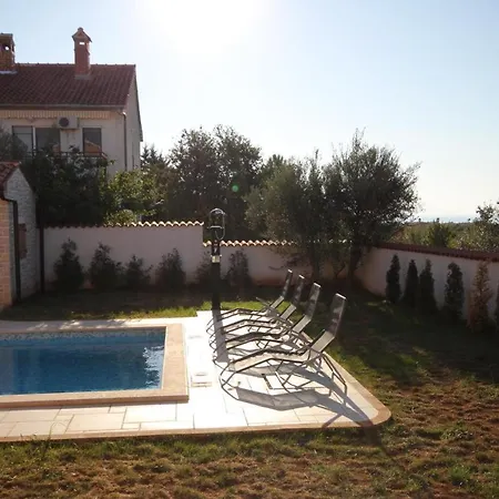 Family Friendly House With A Swimming Pool Peruski * 卡尼卡