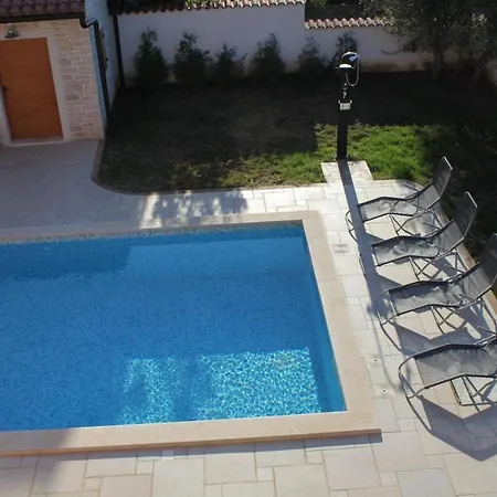 Family Friendly House With A Swimming Pool Peruski 度假居