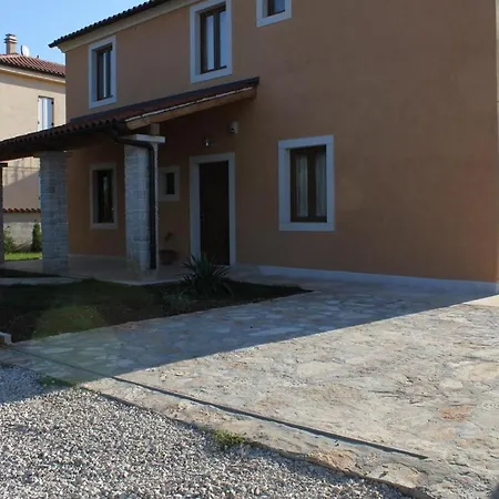 Family Friendly House With A Swimming Pool Peruski
